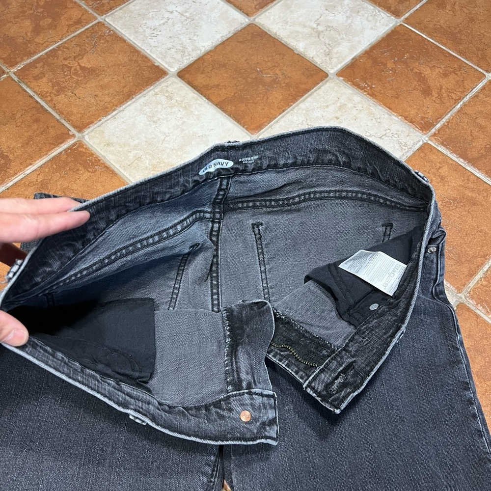 Old Navy Women’s Mid-Rise Boyfriend Straight Jeans - Picture 8 of 13
